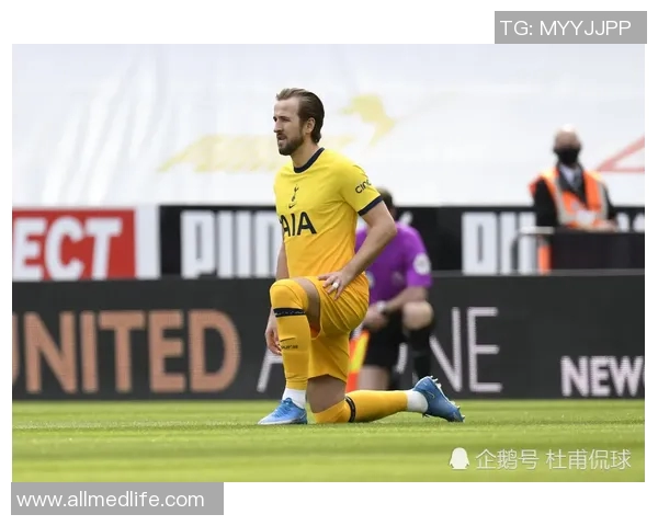 揭秘足球明星水晶壁画背后的艺术家与创作故事