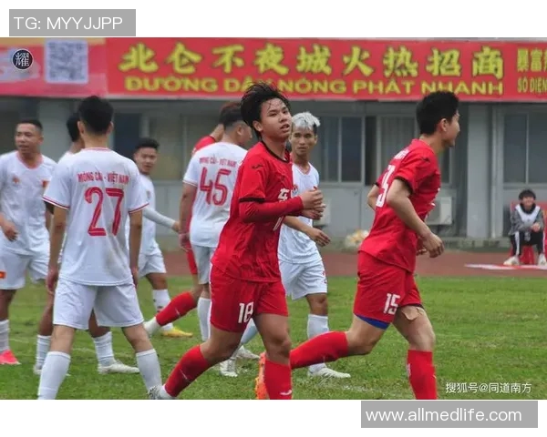 四国足球明星齐聚一堂共襄盛举展现足球魅力与激情 四国足球明星齐聚一堂共襄盛举展现足球魅力与激情