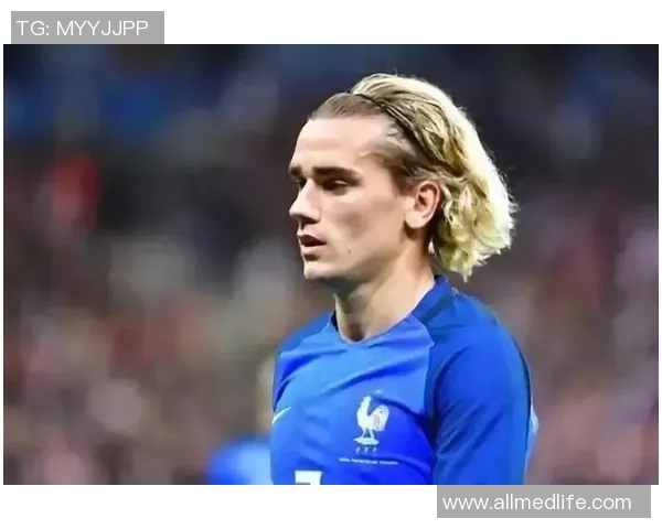 足球明星长发飘飘展现风采与个性引领时尚潮流的魅力之旅 足球明星长发飘飘展现风采与个性引领时尚潮流的魅力之旅