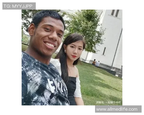黑人足球明星与女友甜蜜合影展现幸福生活瞬间