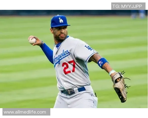 街头足球明星化妆踢球引发路人围观展现运动与时尚的完美结合